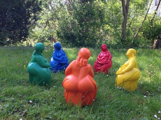 Zapfbrunnen mit kleiner Figur eines Marktweibes