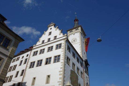 Grafeneckart und Rathaus mit Vierröhrenbrunnen