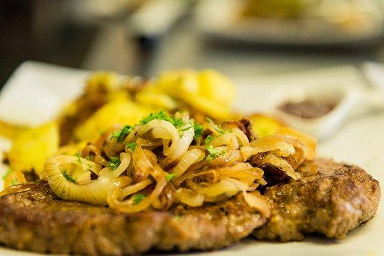 Brauner Bär und weiße Taube