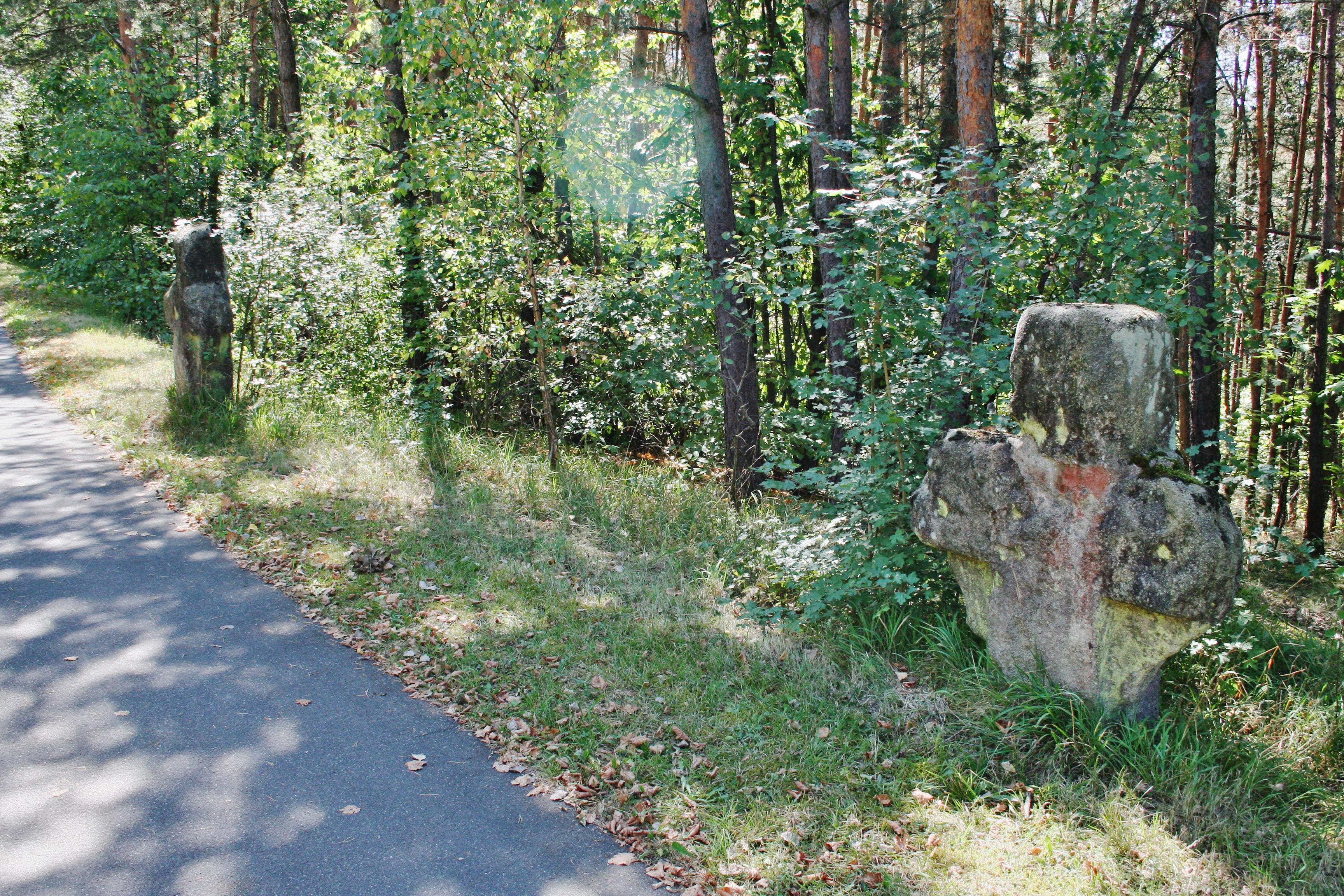 Steinkreuze an der B8 bei Schwarzenbruck