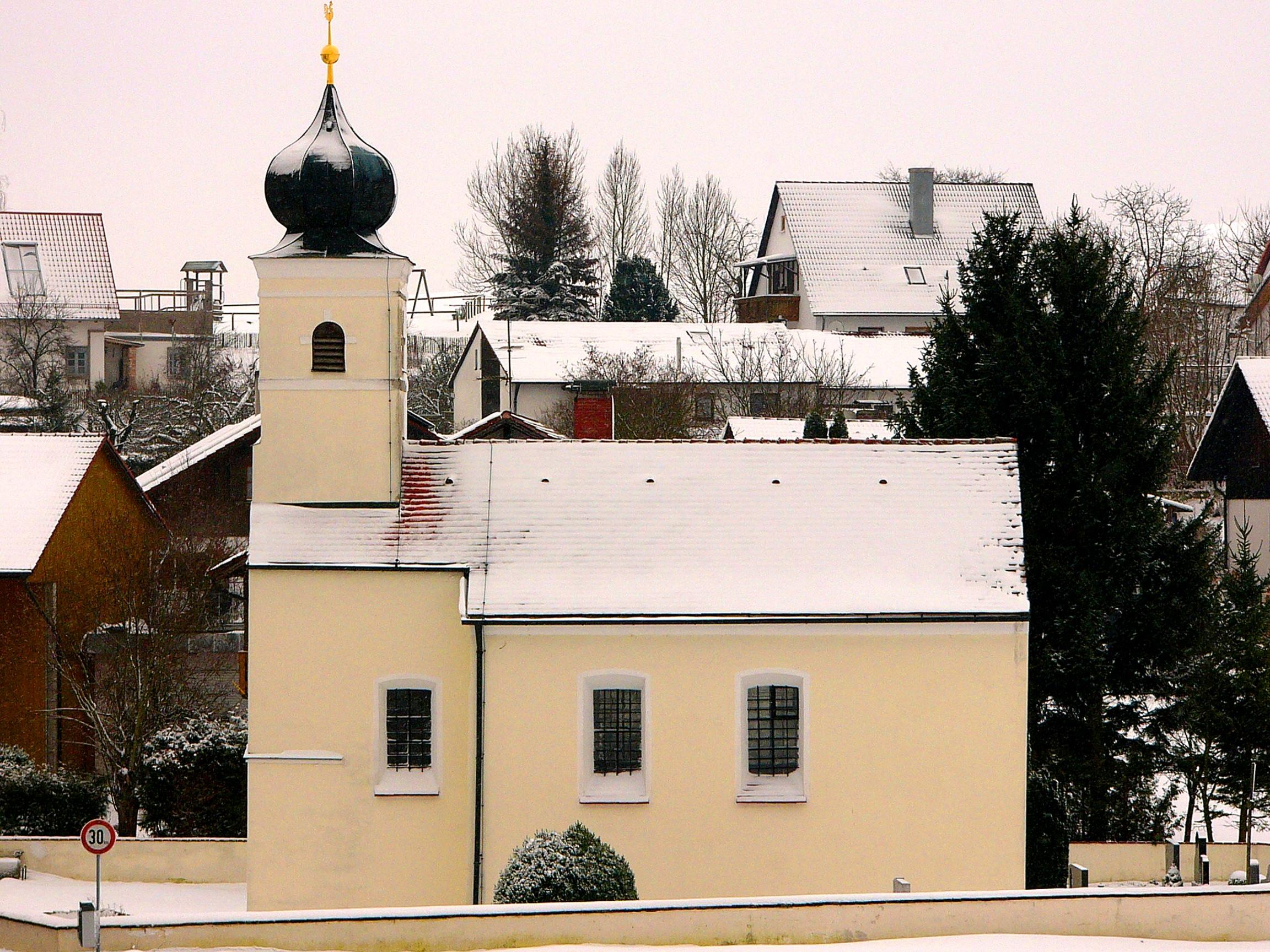 Filialkirche St. Dionysius mit Mauer