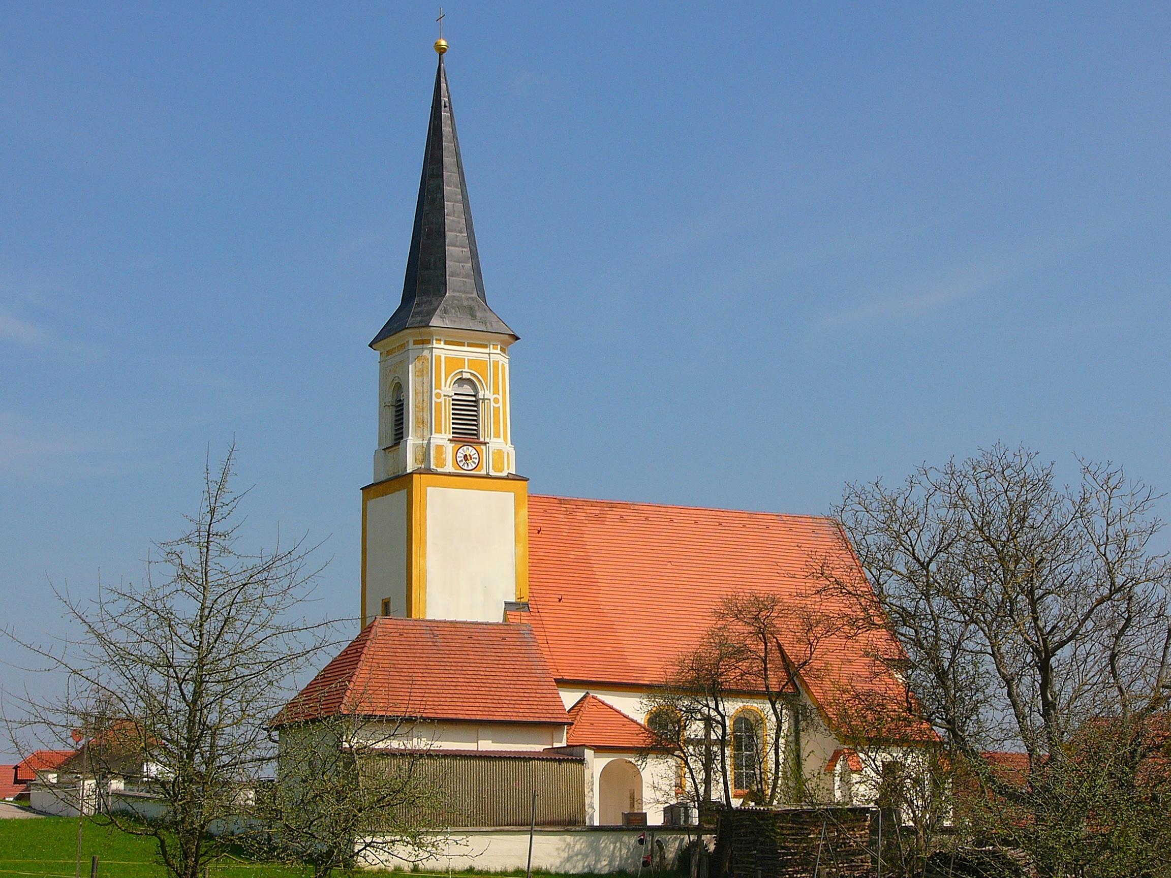 Katholische Kirche Katharina von Alexandrien mit Mauer