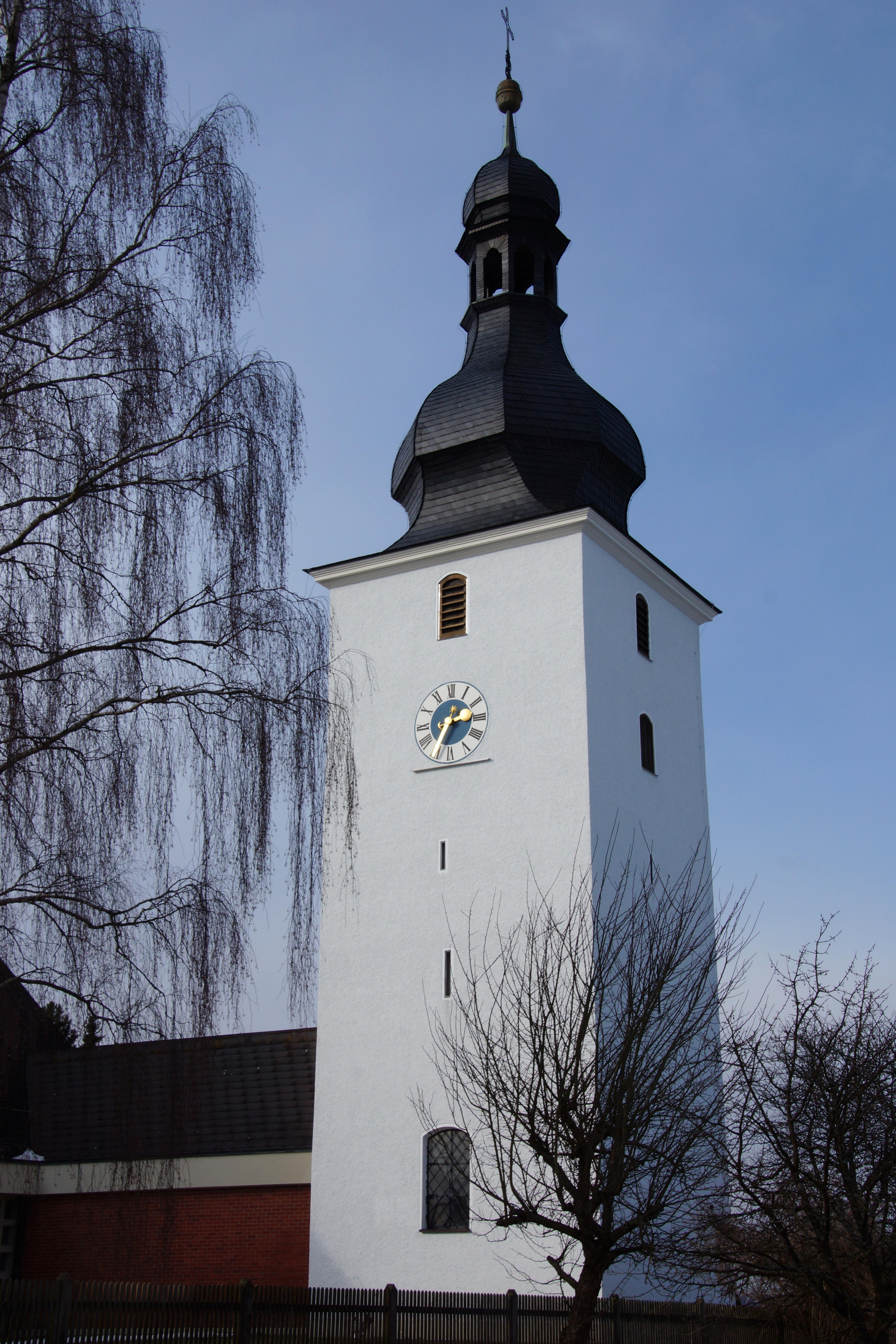 Kirchturm der katholischen Pfarrkirche Mariä Himmelfahrt